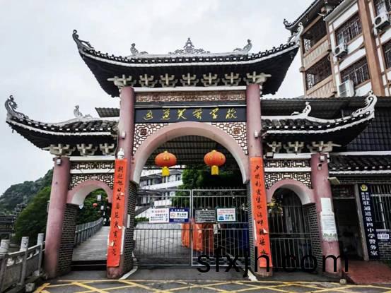 通道县芙蓉学校（原第四中学）综合楼太阳能热水项目