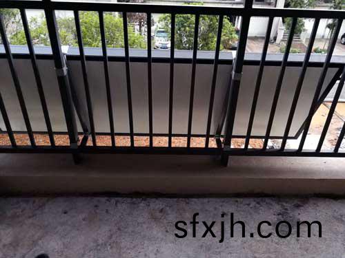 太阳能固定于阳台栏杆上