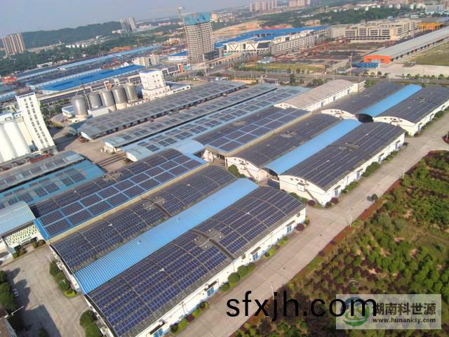 航拍屋顶太阳能光伏发电系统