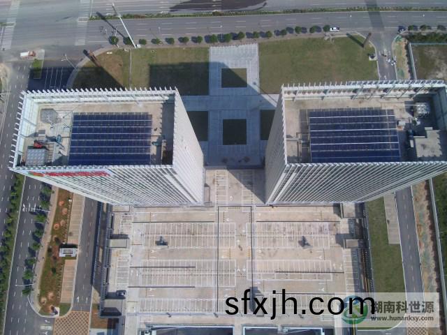 航拍屋顶太阳能热水系统工程