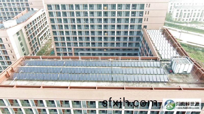 平板太阳能热水系统工程航拍照片