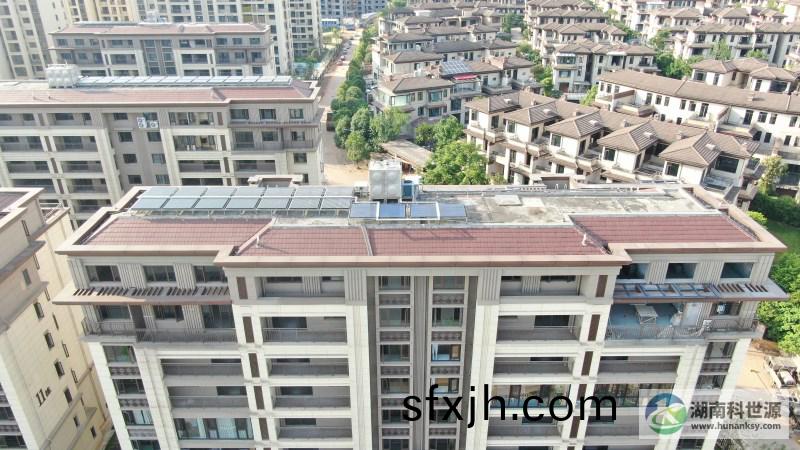 航拍屋顶太阳能热水系统