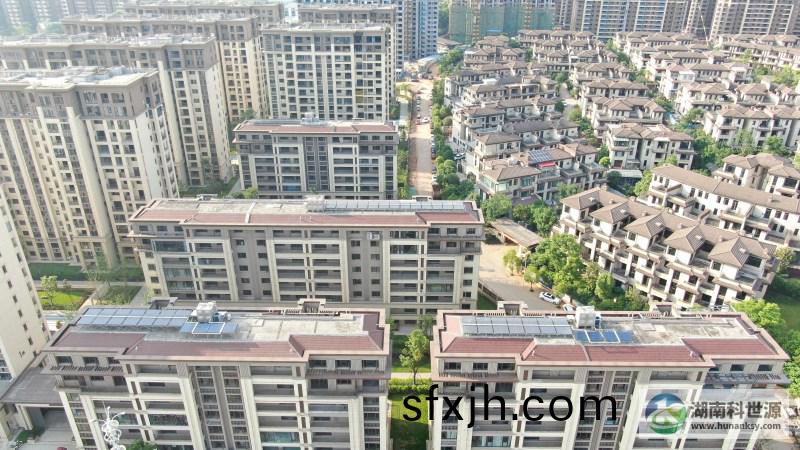 航拍屋顶太阳能热水系统