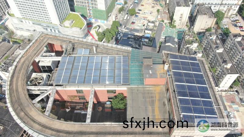 航拍屋顶太阳能热水系统