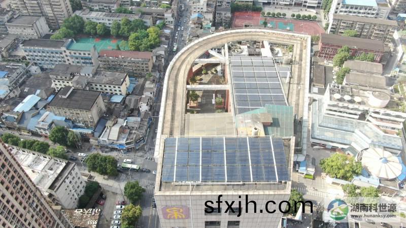 航拍屋顶太阳能热水系统