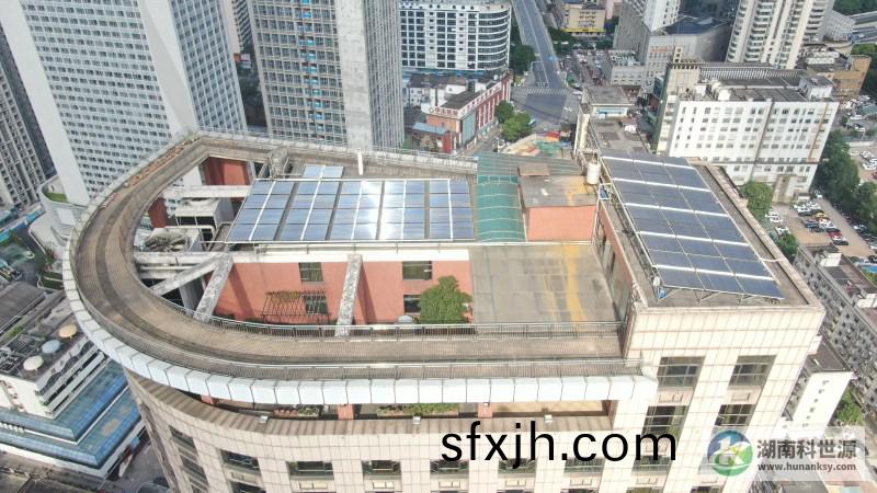 航拍屋顶太阳能热水系统